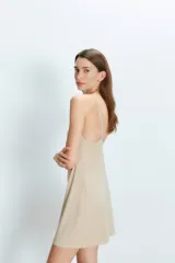 Vestido corto negro de breteles finos y corte recto.