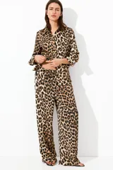Pantalón de sarga suave con estampado de leopardo, tiro alto, elástico revestido y cordón para ajustar en la cintura, piernas rectas con puño en el bajo.