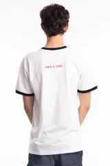 Remera unisex color blanco con cuello y mangas en contraste negro, y estampado frontal con texto en rojo.