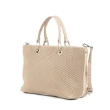 Cartera tipo shopper color taupe, confeccionada en símil cuero texturizado. Tiene doble asa de mano, correa bandolera regulable y herrajes plateados. El acceso es con cierre y cuenta con un compartimento principal con bolsillos internos, uno con cierre y dos abiertos.