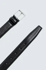 Cinturón de vestir para hombre, confeccionado en cuero color negro con doble pespunte y hebilla metálica plateada.