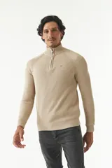 Sweater básico color beige de punto acanalado, con medio cierre frontal, cuello alto y logo bordado en el pecho.