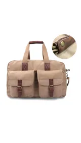 Bolso tipo duffel de lona color beige con detalles en cuero marrón. Tiene doble asa de mano y correa bandolera ajustable y desmontable. Cuenta con cierre superior, bolsillos frontales con hebilla y bolsillos internos.