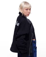 Campera bomber de jean azul con cuello de cuero negro y puños de algodón.