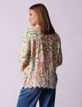 Chaqueta de lino marca Ruby Rd, con cuello con solapa, abertura central con botones, ruedo y puños bordados.