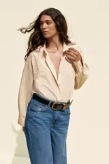 Pantalón de jean azul de tiro alto, corte wide leg y cinco bolsillos.