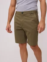 Bermuda color beige, de corte recto, con bolsillos laterales y traseros.