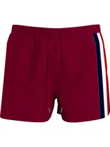 Short de baño rojo con cintura elástica ajustable con cordón y rayas verticales blancas, azul marino y rojas en el lateral.