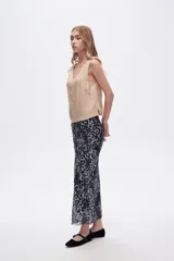 Blusa color beige de poliéster, al cuerpo y con cuello en V.