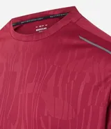 Remera deportiva gris con cuello redondo, mangas cortas, estampa heat print y detalle en los hombros. Confeccionada en tejido de malla con tecnología Dry.