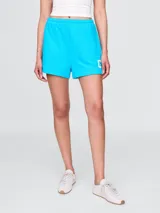Short deportivo color celeste, sin felpa, con cintura elástica y logo estampado en la pierna.