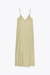 Vestido midi color verde oliva, de corte amplio, con escote en V y tirantes finos.