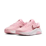 Championes Nike Legend Essential de mujer, color rosa con logo bordado en color borgoña y suela blanca.