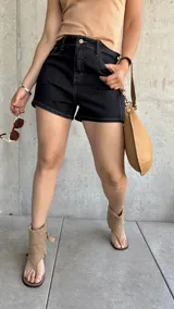 Short de denim azul oscuro, de tiro alto y corte ajustado.