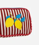 Kit de dos neceseres de poliuretano con cierre de cremallera: uno rectangular con estampado de rayas verticales y limones sicilianos, y otro redondo con estampado de rayas verticales. Ambos incluyen cordón con mosquetón para colgar.