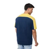 Remera de hombre Rusty, color azul marino con mangas y cuello amarillo. Estampado frontal con el logo de la marca en color amarillo con borde blanco.