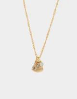 Cadena dorada con dije de corazón dorado, dije de inicial con strass y dije de cristal.