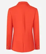 Blazer femenino color rojo, de corte estructurado, con cuello solapa, cierre frontal con botones dorados y bolsillos delanteros.