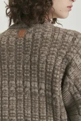 Sweater marrón de punto con cuello redondo, tejido con trenzas y terminaciones en rib.