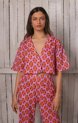 Camisa semi cropped de lino fibrana estampada con cuello solapa y botones nacarados multicolor.