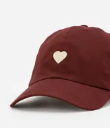 Gorra de sarga color borgoña con bordado de corazón en el frente y la palabra "love" en el lateral.