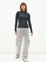 Polera de tejido de punto acanalado color rojo, de manga larga y cuello alto.