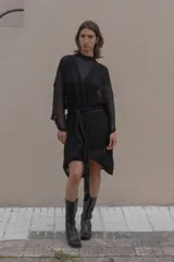 Kimono negro acanalado, con dos bolsillos laterales invisibles y cuello mao, diseñado para un ajuste personalizado.