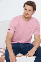 Remera manga corta color rosa con cuello redondo y logo bordado en el pecho.