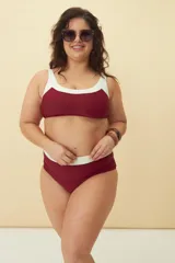 Top de bikini color borgoña con banda inferior blanca y breteles anchos.