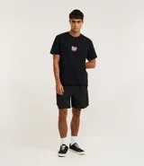 Remera de algodón, corte comfort, color negro, con cuello redondo y mangas cortas. Presenta un estampado grande en la espalda con la frase "Chill Time" en tipografía psicodélica rosa y contornos blancos.