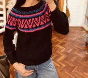 Sweater negro tejido en mohair con cuello redondo y diseño geométrico en el canesú en colores rosa y celeste.