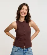Musculosa marrón de rib de algodón con cuello redondo y abotonadura delantera.