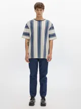Camiseta de algodón lavado, con estampado a rayas en colores beige y marrón, de corte cómodo y mangas cortas.