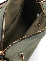 Cartera tipo bandolera o cruzada, color verde oliva, con cuerpo acolchado y cierre de cremallera doble. Incluye una correa ancha y ajustable con diseño de rayas en tonos negro, blanco y dorado.