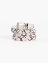 Cinturón delgado con estampado de piel de serpiente en tonos rosa, blanco y negro. Hebilla metálica plateada.
