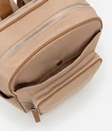 Mochila rectangular color beige con detalles en marrón, con bolsillos internos y externos, cierre en cremallera y superficie sin estampa.