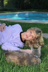 Remera de manga larga bicolor, color lila con cuello y puños negros. Presenta un pequeño texto estampado en el pecho.