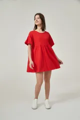 Vestido corto rojo coral, de corte holgado, con mangas cortas con volados y cuello redondo.
