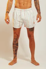 Short de baño celeste con estampado de personas nadando y faroles.