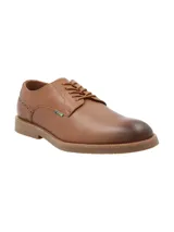 Zapato acordonado de cuero color marrón con perforaciones decorativas en el talón.