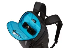 Mochila Thule EnRoute de 20 litros, color negro con detalles en gris. Cuenta con compartimento acolchado para cámara DSLR o mirrorless, bolsillo interior para tablet o laptop de hasta 13 pulgadas, bolsillo lateral para botella de agua o trípode, compartimento superior con tela suave para celular y objetos de valor, bolsillo frontal de acceso rápido y pasador para sujetar a valija con ruedas.