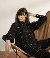 Pantalón aladim con cintura ancha pespuntado, pliegues y barra ajustada con botones.