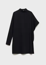 Vestido corto negro con diseño evasé y mangas asimétricas.
