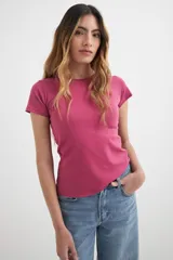 Remera fucsia de algodón con elastano, corte ajustado, escote off-shoulder y mangas cortas.
