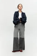 Camisa negra con cuello clásico y mangas largas con detalle de volados en los puños.