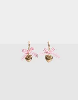 Par de aros colgantes con gancho dorado, dije de corazón dorado y moño de cinta vichy rosa y blanco.