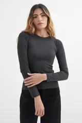 Remera gris de manga larga con cuello redondo.