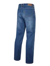 Pantalón de jean azul oscuro, corte recto, con bolsillos delanteros y traseros.