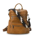 Mochila de símil cuero color marrón con apertura superior y tres bolsillos frontales con cierres metálicos. Cuenta con bolsillos laterales, compartimentos internos y una correa de galón regulable con diseño geométrico para utilizar como bandolera.