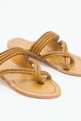 Sandalia abierta de cuero color suela con tiras trenzadas y plantilla al tono.